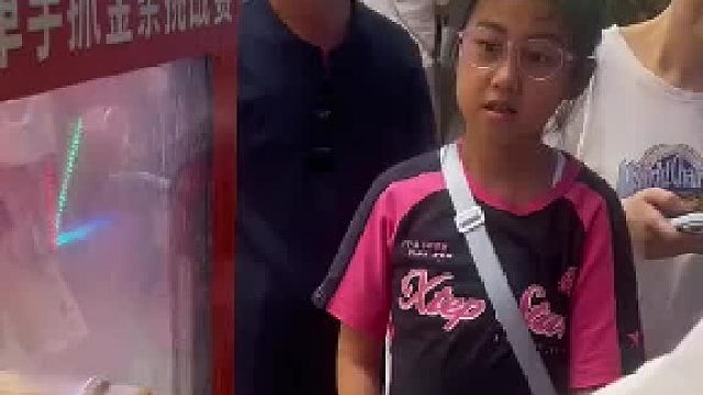 小女孩_:我帮爸爸把金条拿出来 他们肯定会夸我 ，我真厉害