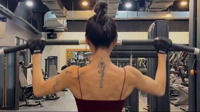 最喜欢练背了!看着我的小翅膀慢慢长大