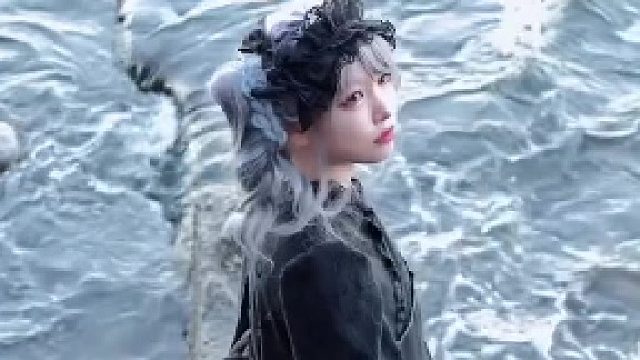 黑色萝莉在海边吹吹风