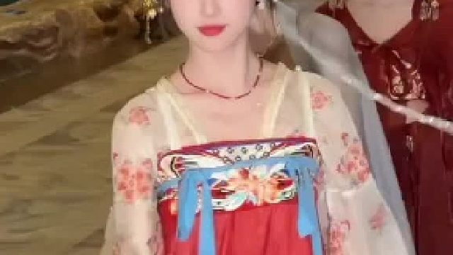 小姐姐身穿汉服展示绝美姿态，真好看！