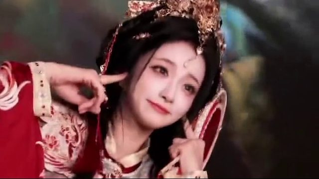 小姐姐身穿红色汉服，在烟花中展示绝美姿态！