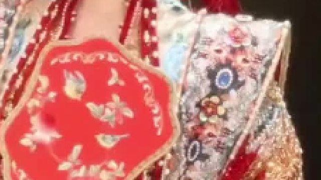 小姐姐身穿中式嫁衣，华美大气！