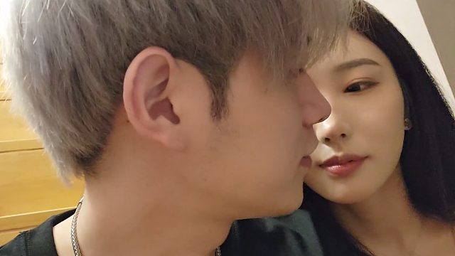 童锦程意外被迫和妹子同居，没想到妹子连孩子名字都想好了