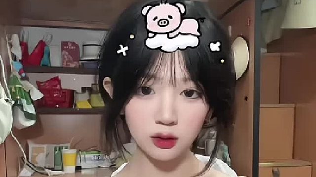 便利店的冷光里，泡面碗腾起寂寞的雾