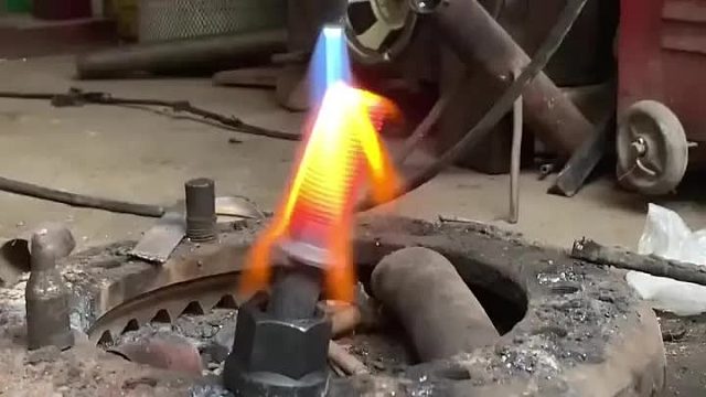 巴基斯坦师傅用巧妙办法修复卡车螺栓全过程