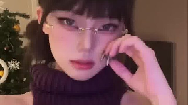 紫毛衣少女的眼镜杀，这氛围感绝了