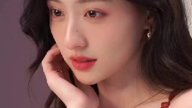 红裙佳人，温柔神态，氛围感直接拉满