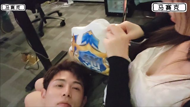 童：哎呀断电了我们出不去了，只能在这里睡了！