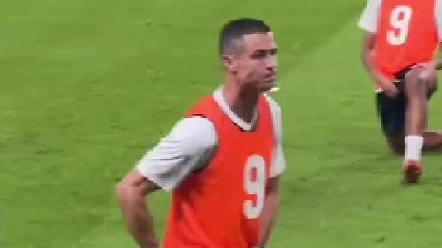 C罗展示他40岁的腿部肌肉