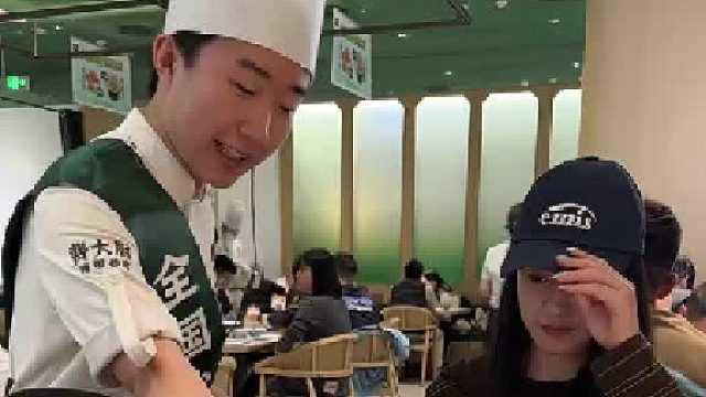 当朋友站起来时，店员脸都红了。。