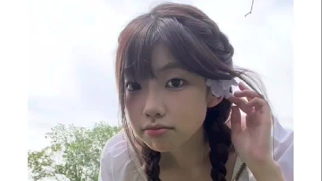 草地双生姐妹，活力姿态超吸睛