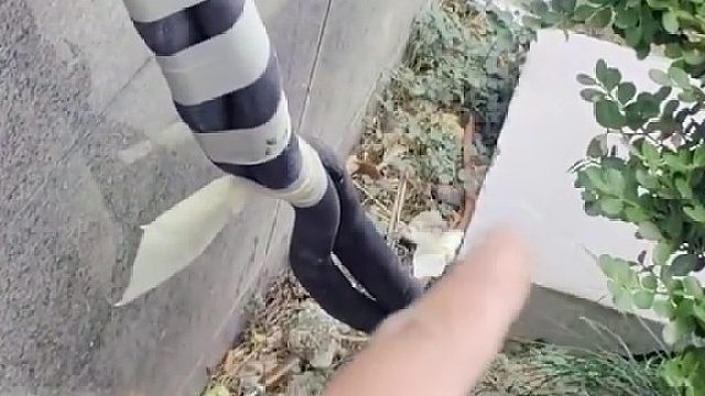 师傅安装空调遇同行“神操作”，“第一次见干挂大理石打架子”