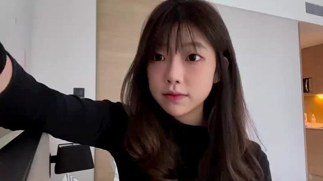 胶片风黑裙女，温柔笑意超治愈