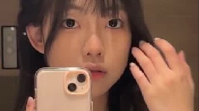 露肩裙少女自拍，娇俏感瞬间戳中审美