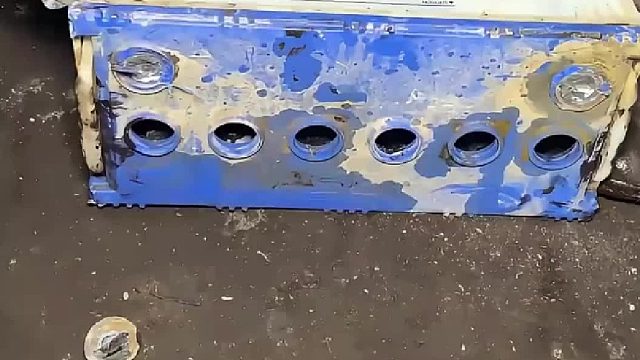 简陋小作坊经过简单加工就能将报废电瓶焕然一新