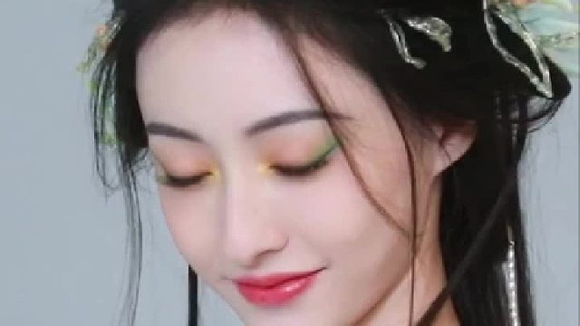 古风绿裙女，典雅韵味悄然沁入眼眸