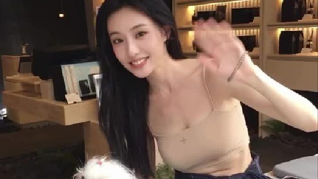 萌宠相伴女，温柔模样瞬间暖化人心