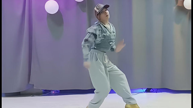 俄罗斯姑娘才艺表演24.04.11_王者(安妮亚)