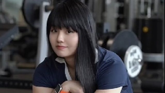 他们说女人不能有肌肉……但力量从来不仅仅是一种外表一一它是一个宣言