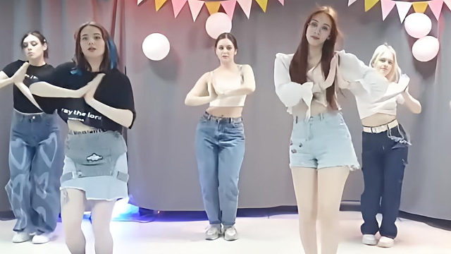 俄罗斯姑娘才艺表演24.04.12_集体舞02