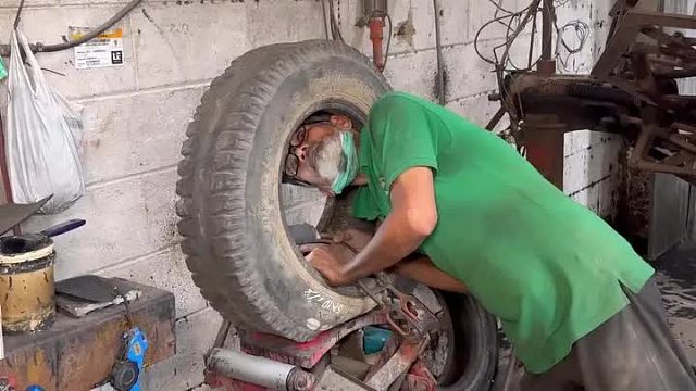 废旧的轮胎翻新维修过后又可以正常使用
