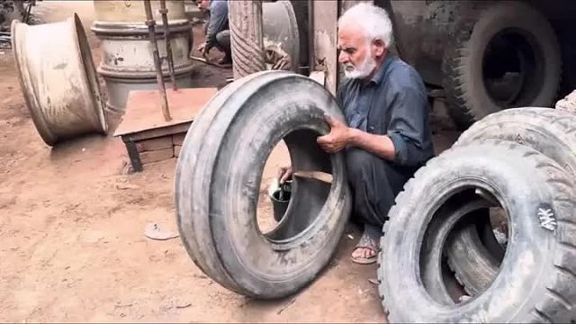 巴基斯坦师傅采用火补修复技术，修补轮胎全过程