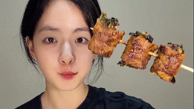 今天给大家奉上炭烤吃播