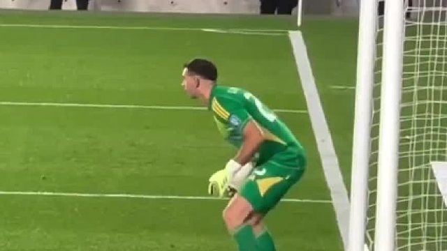 当对手进攻时，大马丁在门前的状态