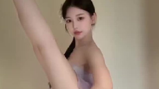 古风少女，手持团扇，优雅动人