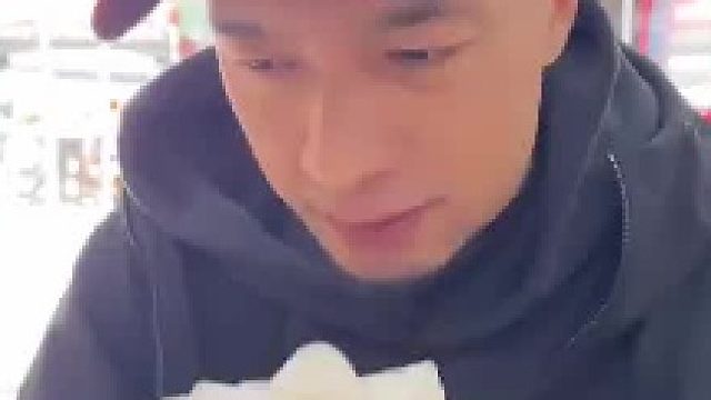 辛吉飞吃完饭突然抽搐倒地,摄影师还以为在搞节目效果……