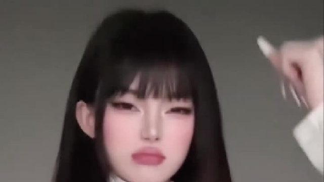 发丝轻拂肩，魅力与魅惑交织