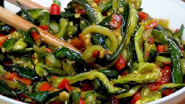 嘎嘣嘎嘣脆的黄瓜皮配粥，真的是绝绝子呀！