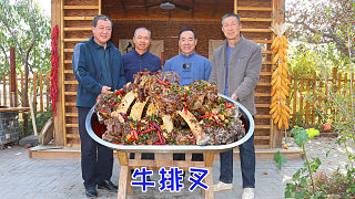 480買個滿肉的牛排叉，扔進鐵鍋燉半天，辣湯一澆饞壞了