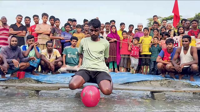 夹气球挑战，只要双腿夹住气球不掉下，粮油不锈钢锅就能扛回家