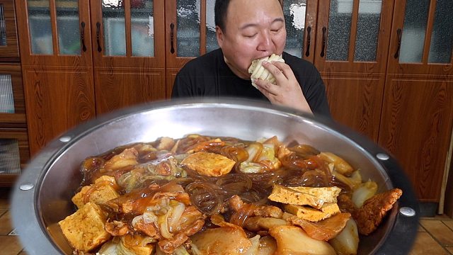 天冷了，我整了个猪肉白菜炖粉条，配馒头有点噎挺，不过味儿挺足