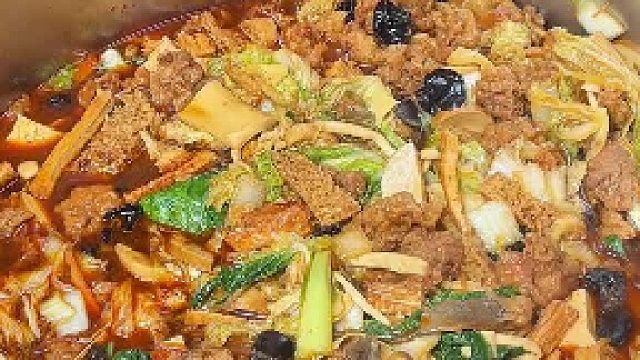 河南大锅烩菜，十元一份十几种菜，送两个馒头