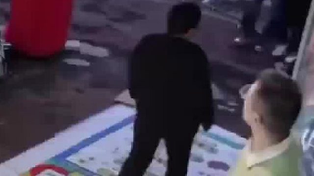 蛋糕店老板正准备打烊收摊