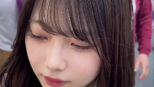 热闹集市中的清新少女随拍