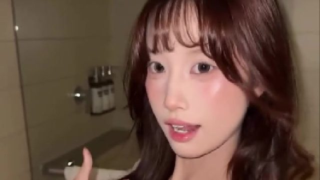 风拂发丝，清甜感漫满屏幕