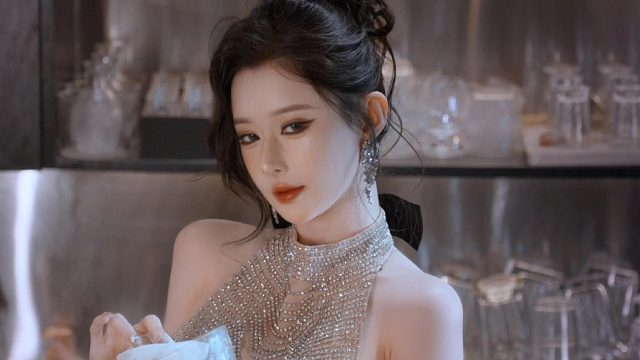 酒吧里的氛围感美女