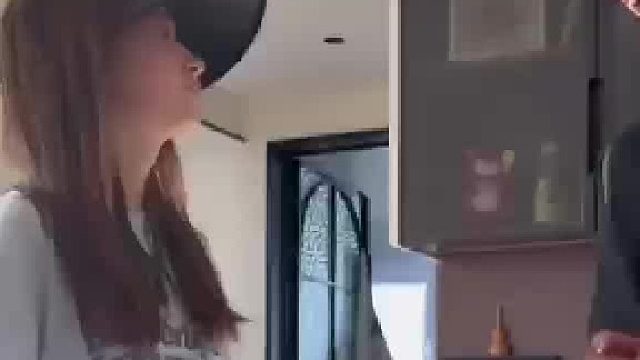 男子假装给菜翻面整蛊女友,结果万万没想到,网友:给我都整无语了