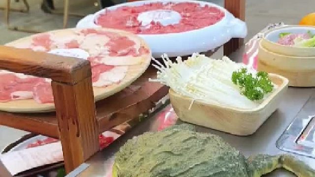 女子带着宠物牛蛙吃火锅，服务员直接给抱走了，牛蛙：想宰客是吧