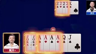 他現(xiàn)在摸腦袋了