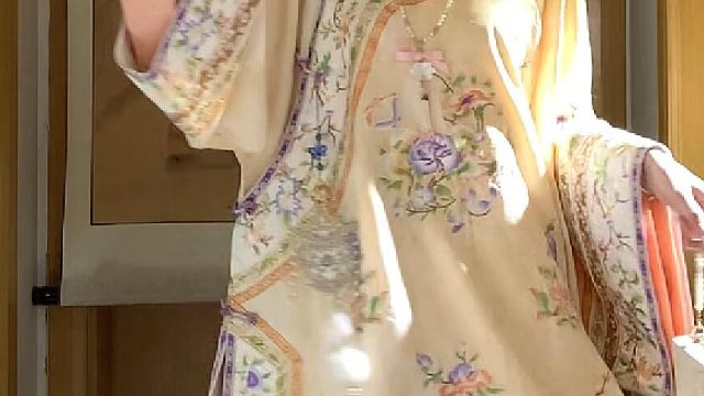 “恐有街头胭脂色 柳絮沾白雪沾红”