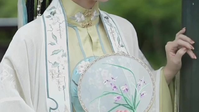 穿着汉服翩翩起舞