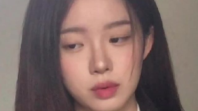 眼含笃定，成熟魅力不彰自显