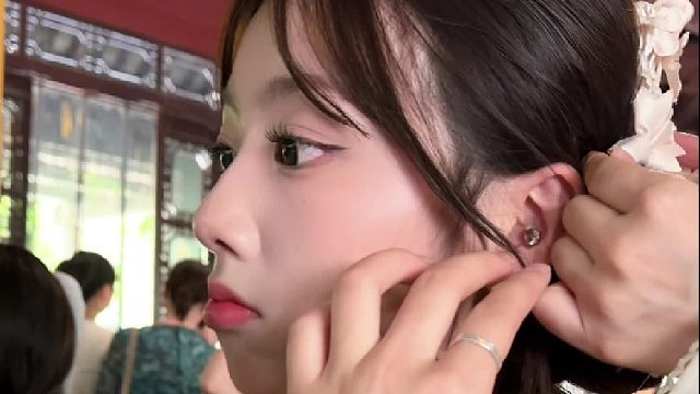 素衣难掩美人颜