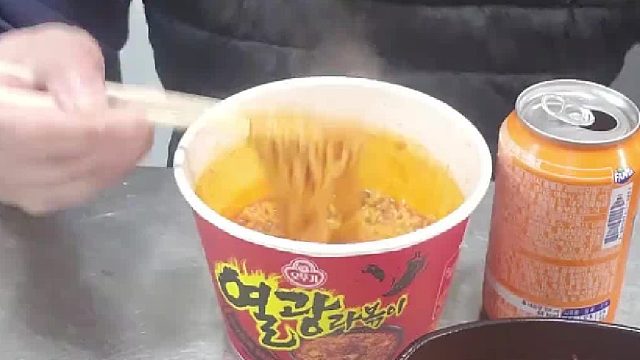 韩国工厂工人的午餐