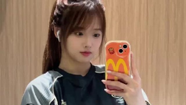 穿上衣服就看不到肌肉啦