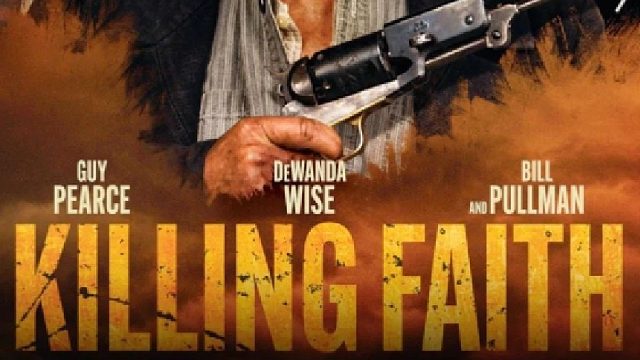 小女孩从一出生就带着一副红色手套